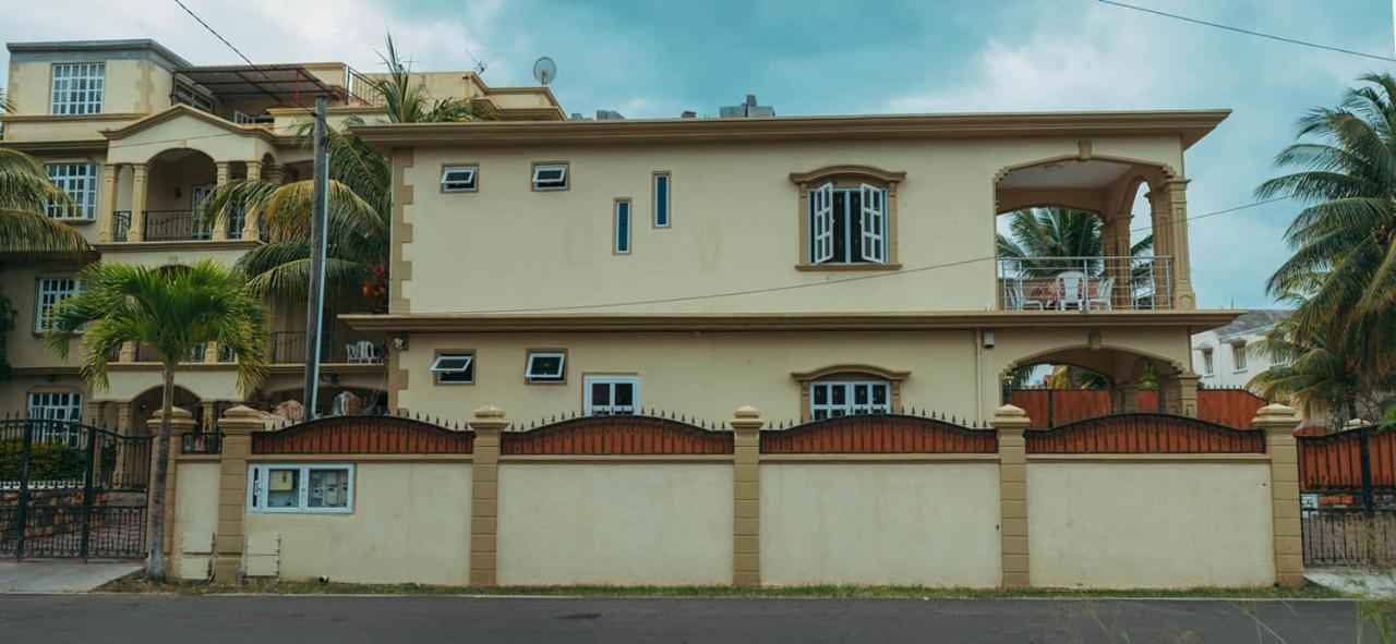 Rs Villas - Three Bedrooms Share Apartment With Private Room And Free Wifi And 100Mts To The Beach And Ac And 100Mts To Bus Stop And Pool Flic-en-Flacq Dış mekan fotoğraf