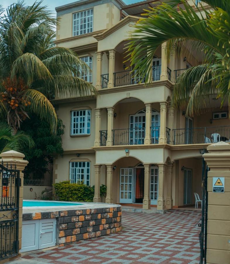 Rs Villas - Three Bedrooms Share Apartment With Private Room And Free Wifi And 100Mts To The Beach And Ac And 100Mts To Bus Stop And Pool Flic-en-Flacq Dış mekan fotoğraf