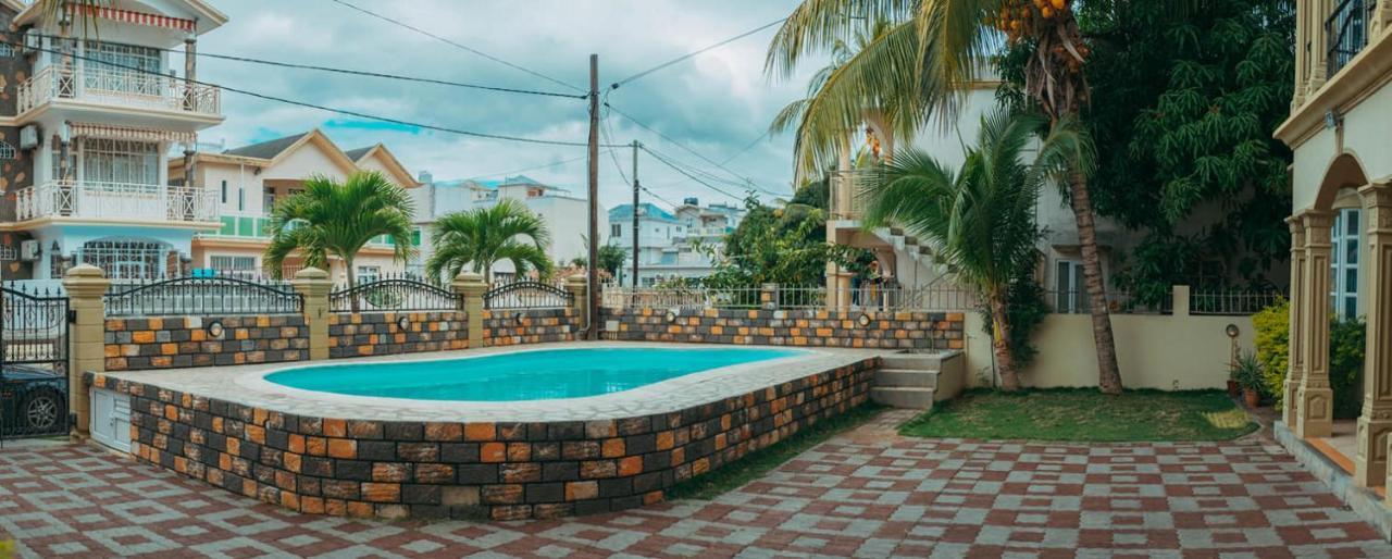 Rs Villas - Three Bedrooms Share Apartment With Private Room And Free Wifi And 100Mts To The Beach And Ac And 100Mts To Bus Stop And Pool Flic-en-Flacq Dış mekan fotoğraf