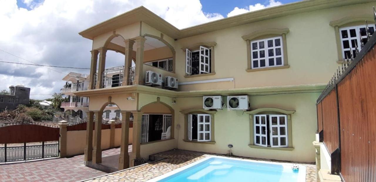 Rs Villas - Three Bedrooms Share Apartment With Private Room And Free Wifi And 100Mts To The Beach And Ac And 100Mts To Bus Stop And Pool Flic-en-Flacq Dış mekan fotoğraf