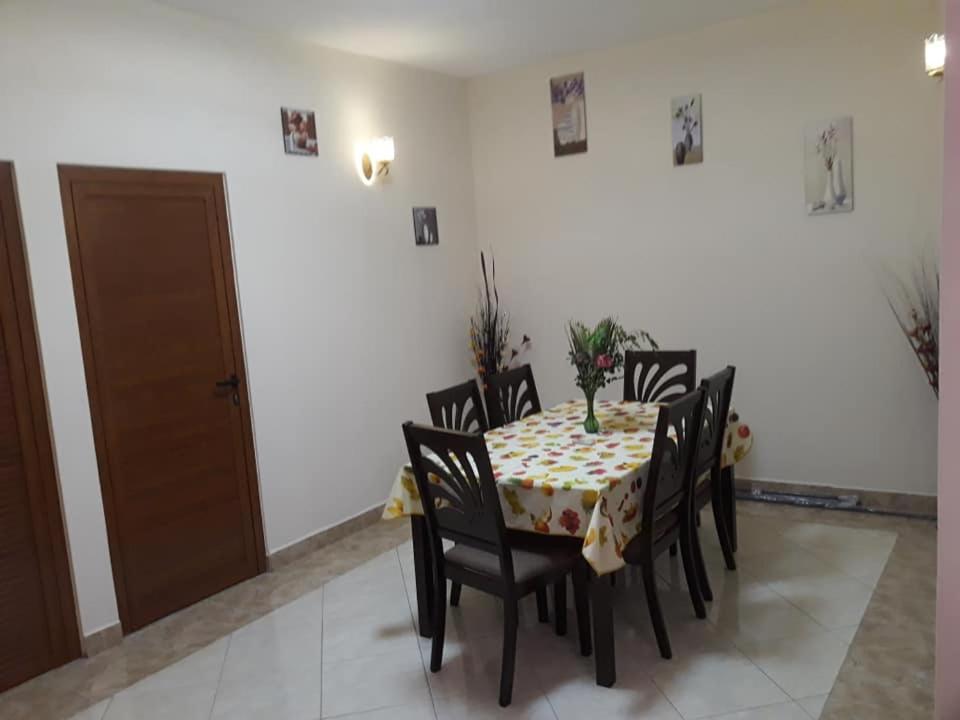 Rs Villas - Three Bedrooms Share Apartment With Private Room And Free Wifi And 100Mts To The Beach And Ac And 100Mts To Bus Stop And Pool Flic-en-Flacq Dış mekan fotoğraf