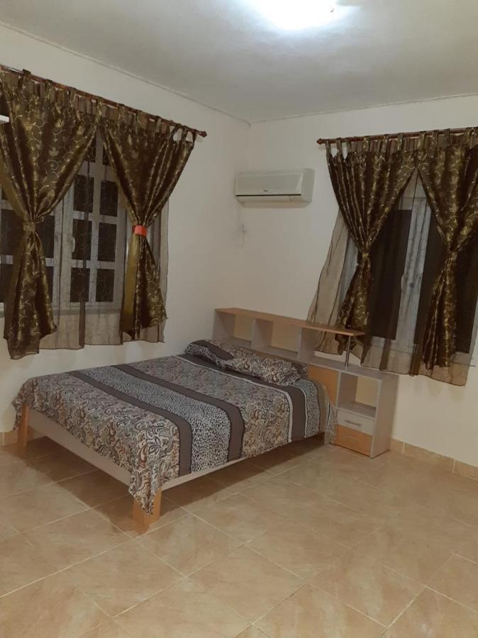 Rs Villas - Three Bedrooms Share Apartment With Private Room And Free Wifi And 100Mts To The Beach And Ac And 100Mts To Bus Stop And Pool Flic-en-Flacq Dış mekan fotoğraf