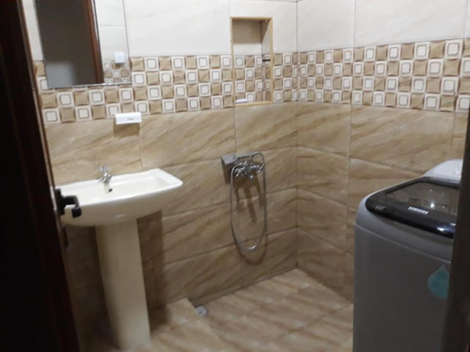 Rs Villas - Three Bedrooms Share Apartment With Private Room And Free Wifi And 100Mts To The Beach And Ac And 100Mts To Bus Stop And Pool Flic-en-Flacq Dış mekan fotoğraf