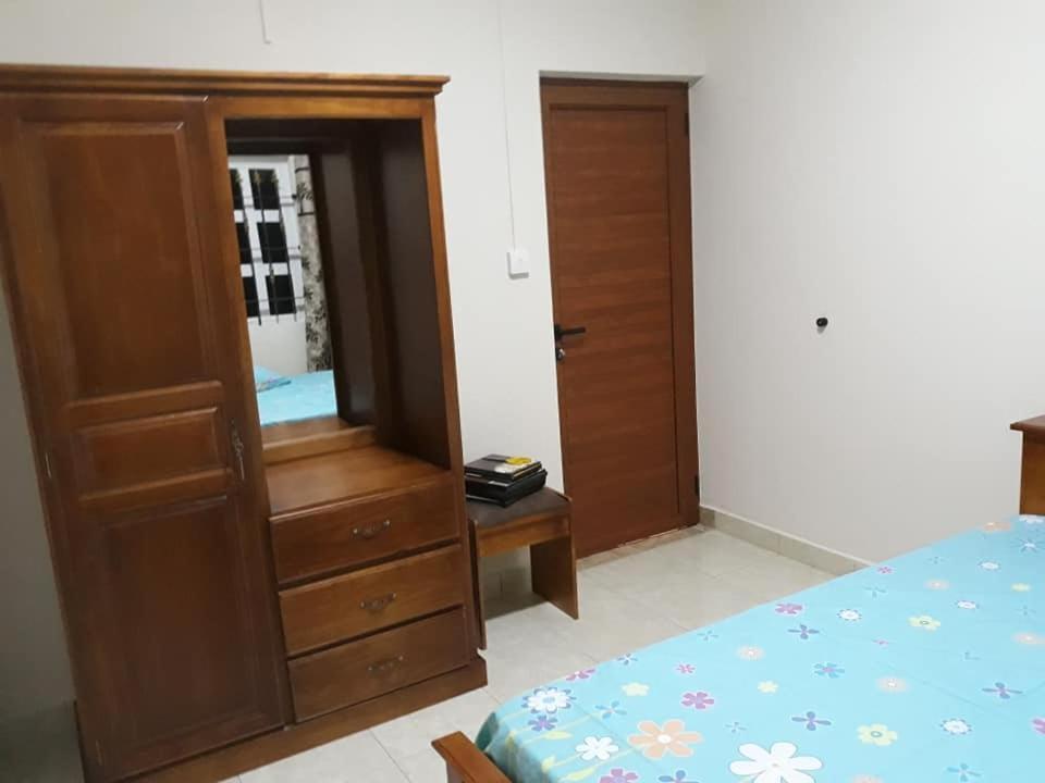 Rs Villas - Three Bedrooms Share Apartment With Private Room And Free Wifi And 100Mts To The Beach And Ac And 100Mts To Bus Stop And Pool Flic-en-Flacq Dış mekan fotoğraf