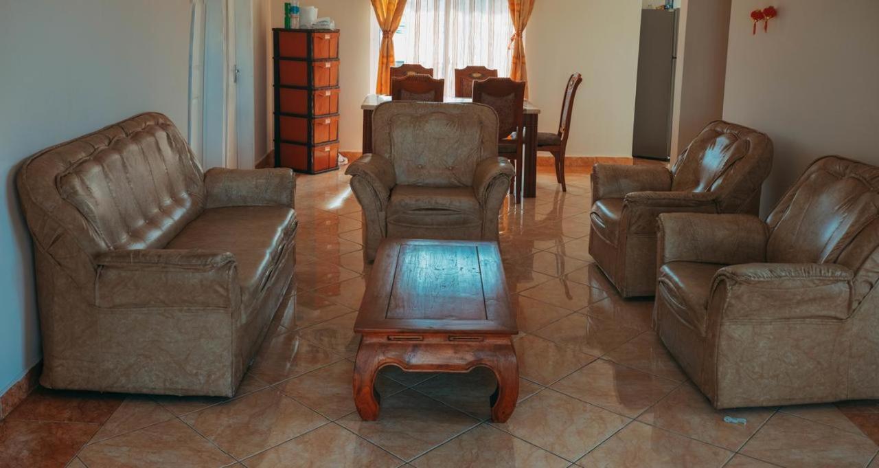Rs Villas - Three Bedrooms Share Apartment With Private Room And Free Wifi And 100Mts To The Beach And Ac And 100Mts To Bus Stop And Pool Flic-en-Flacq Dış mekan fotoğraf