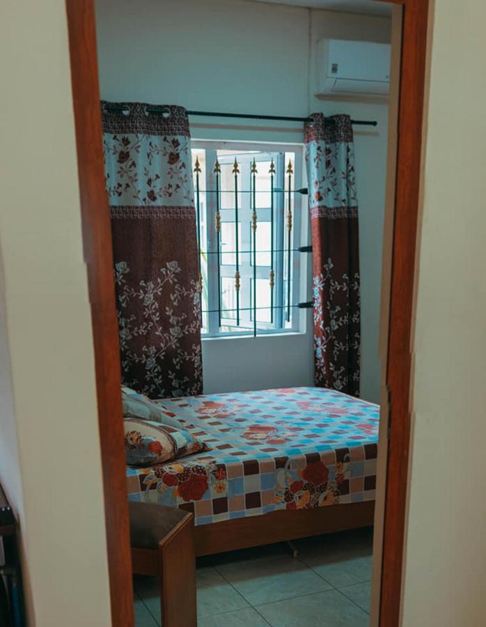 Rs Villas - Three Bedrooms Share Apartment With Private Room And Free Wifi And 100Mts To The Beach And Ac And 100Mts To Bus Stop And Pool Flic-en-Flacq Dış mekan fotoğraf